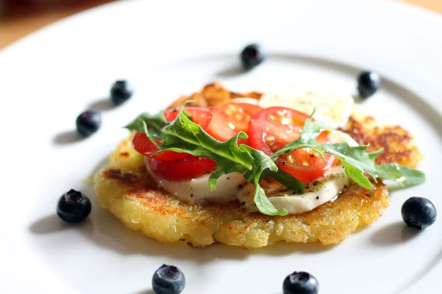 Kartoffelpuffer Caprese mit Rucola