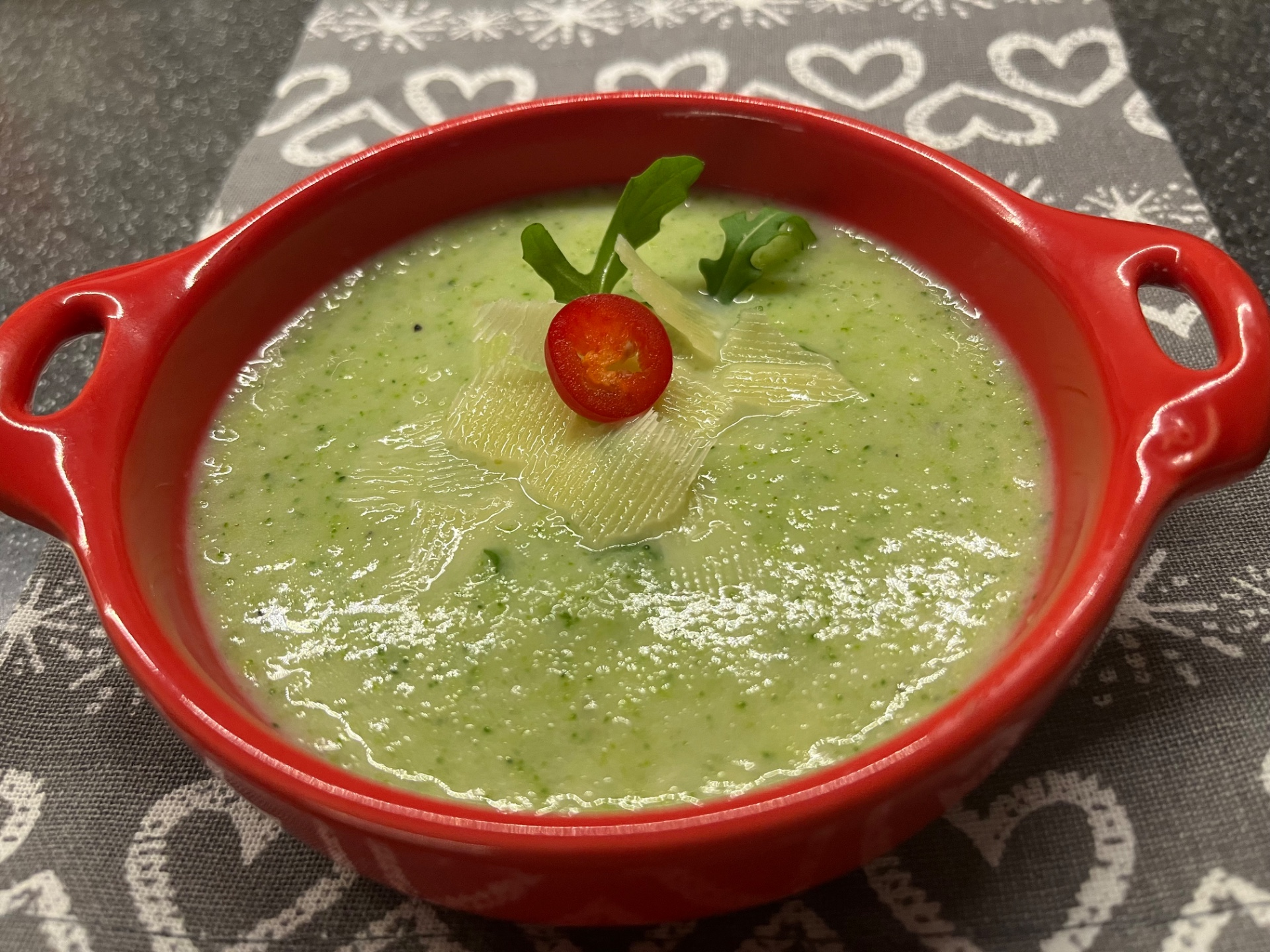 Cremige Brokkolisuppe mit Ingwer und Sambal Olek