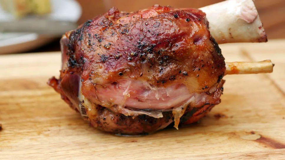 Sous Vide Schweinshaxe mit knuspriger Kruste vom Gasgrill